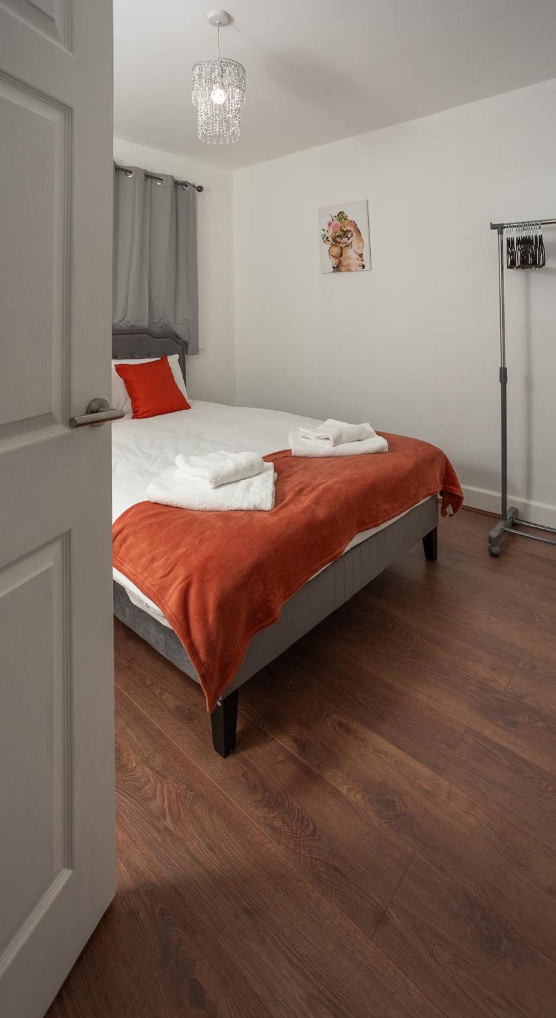 Spacious & Comfy Home In West Midlands - Sleeps 8, Free Parking, Wifi, Netflix, Prime Location, Ideal For Contractors, Business, Groups, Travellers, Families And Relocators Coventry Exterior photo