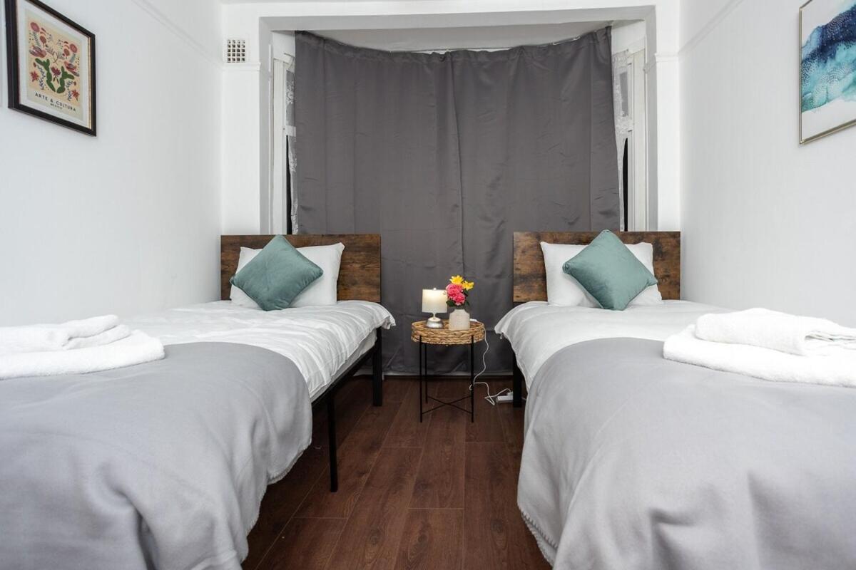 Spacious & Comfy Home In West Midlands - Sleeps 8, Free Parking, Wifi, Netflix, Prime Location, Ideal For Contractors, Business, Groups, Travellers, Families And Relocators Coventry Room photo