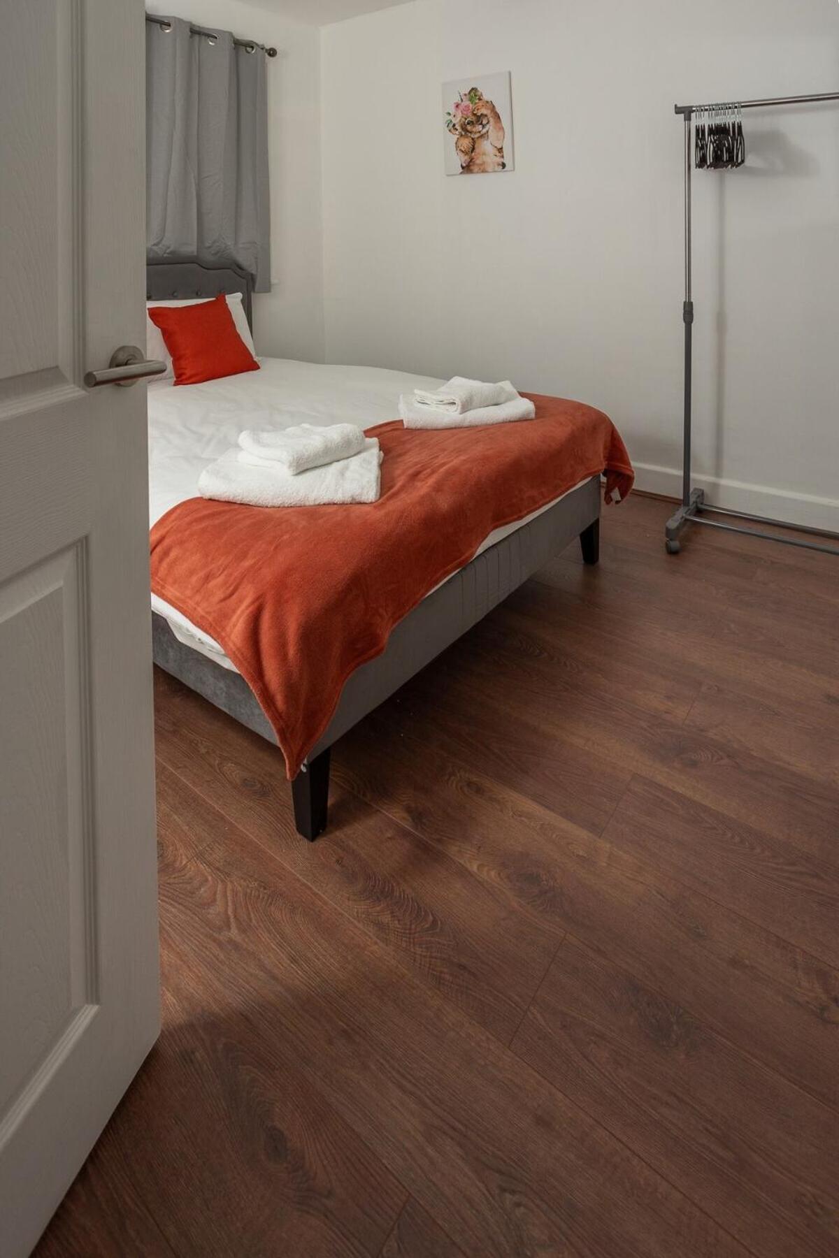 Spacious & Comfy Home In West Midlands - Sleeps 8, Free Parking, Wifi, Netflix, Prime Location, Ideal For Contractors, Business, Groups, Travellers, Families And Relocators Coventry Room photo